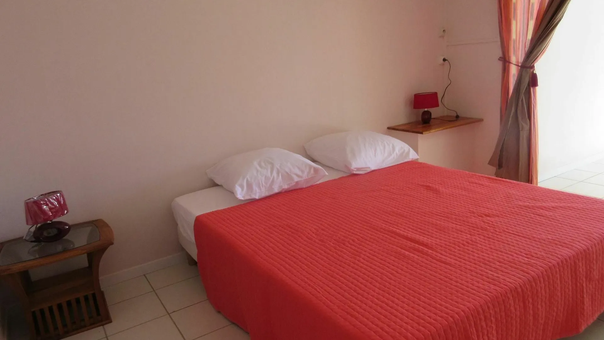 Studio In Le Gosier, With Enclosed Garden And Wifi - 280 M From The Be Guadalupe