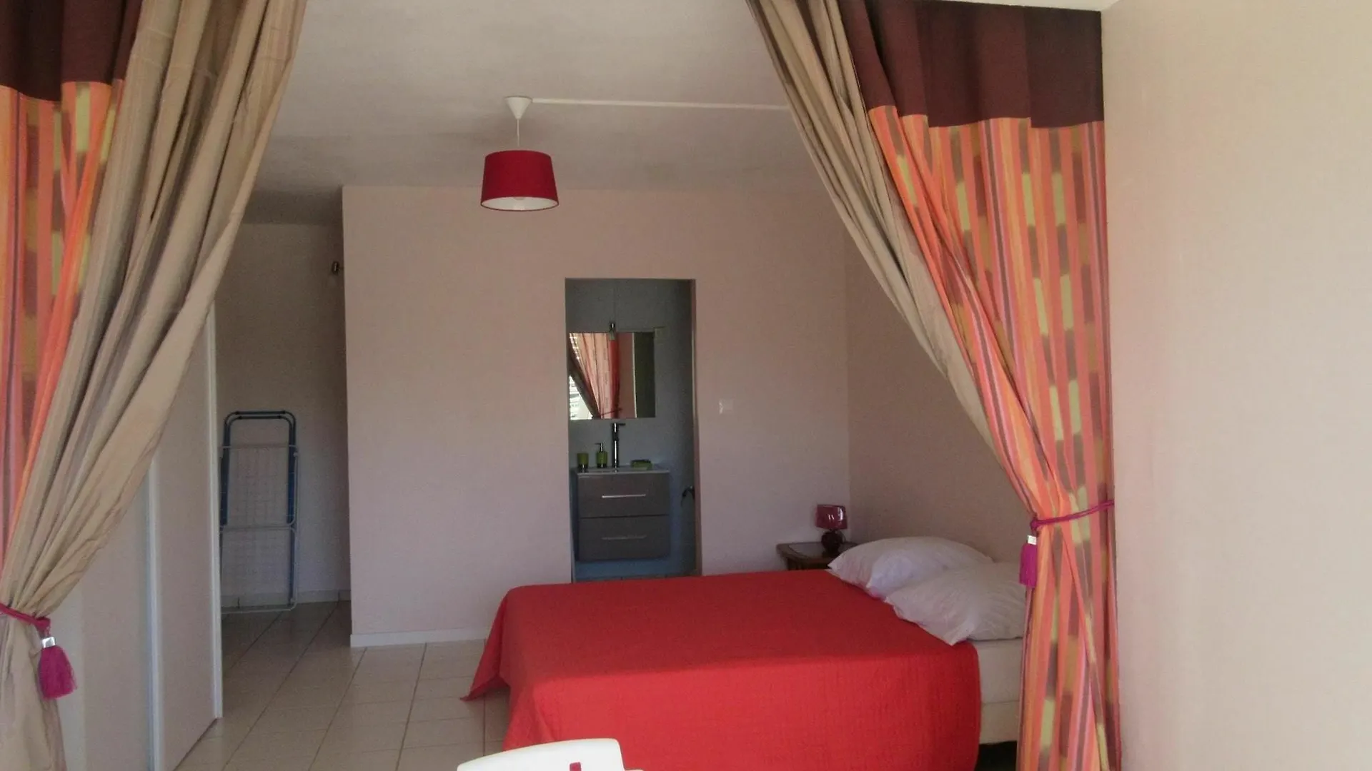 Apartamento Studio In Le Gosier, With Enclosed Garden And Wifi - 280 M From The Be Guadalupe