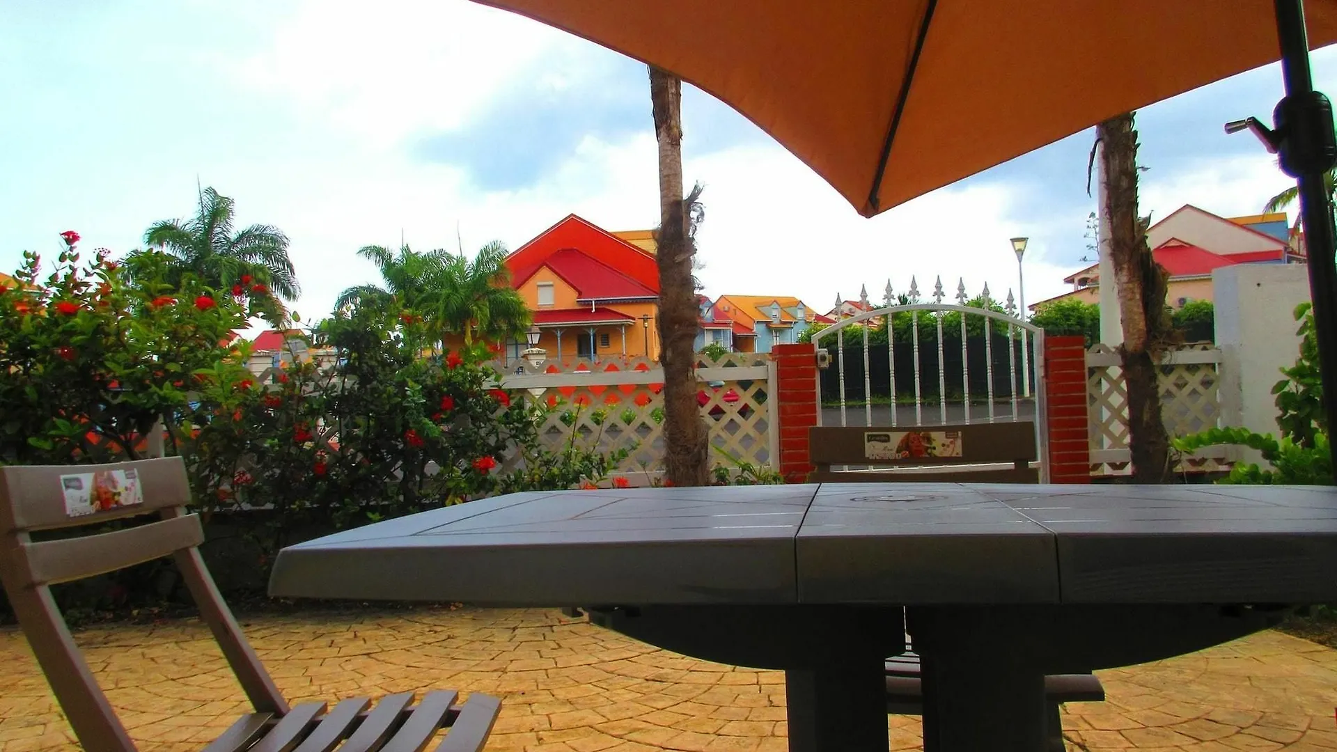 Studio In Le Gosier, With Enclosed Garden And Wifi - 280 M From The Be